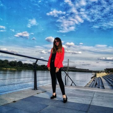 Elegancka Marynarka na Spacerze – Fuksjowa Stylizacja nad Wisłą