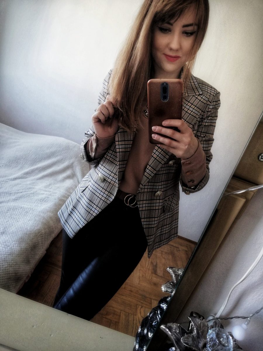 Elegancka marynarka w kratkę z beżowymi dodatkami
