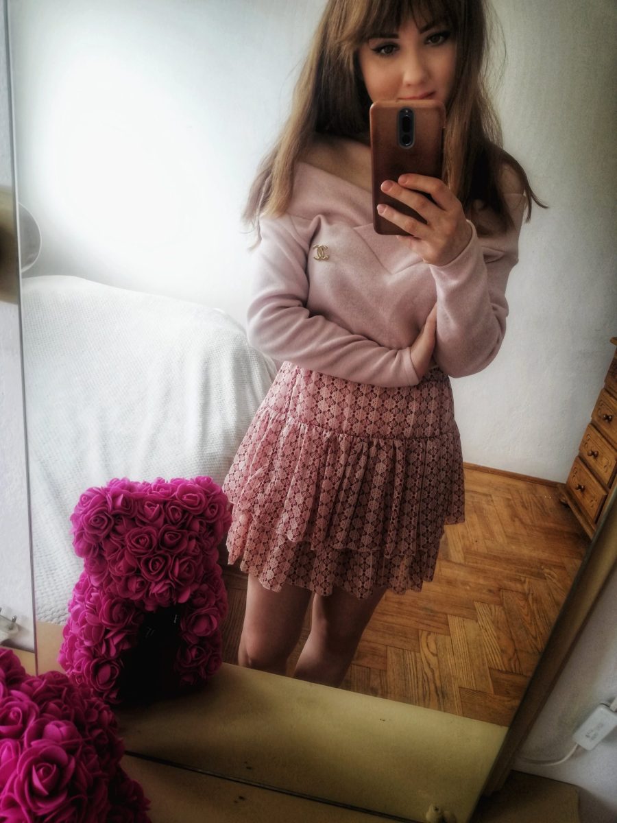 Pastelowy sweter i spódniczka w falbanki na wiosnę