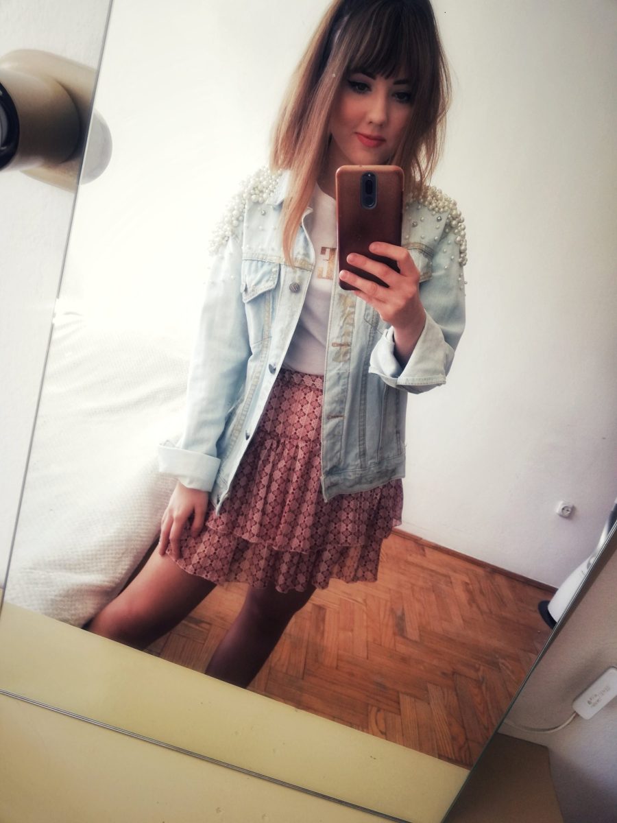 Kurtka jeansowa w perłki, pudrowa spódnica, biały top