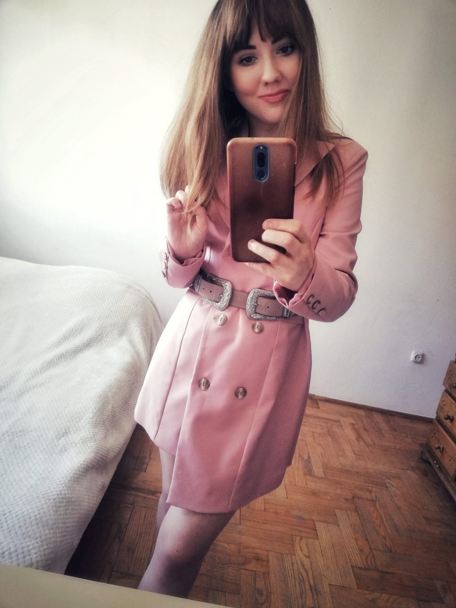 Sukienka marynarka z pasek w talii
