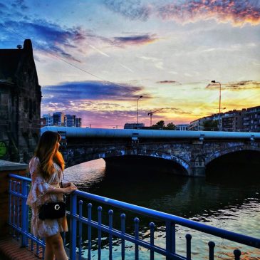 Panorama Wrocławia z widokiem na mosty i Odrę.