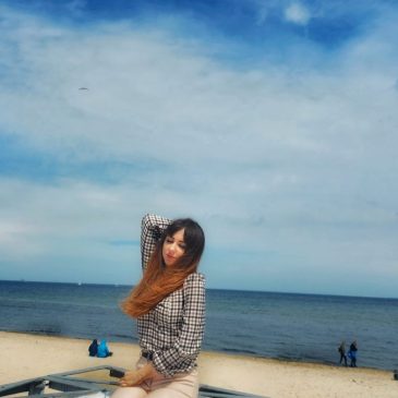 Widok na plażę w Sopocie – złoty piasek i turyści cieszący się słońcem.