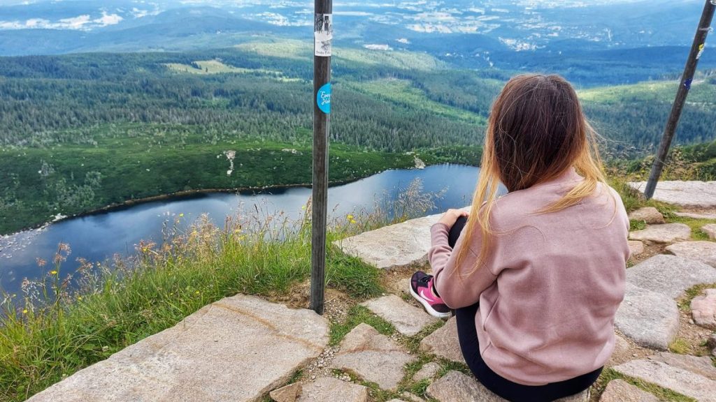 Schodzimy w dół natrafiałam na grafitowe formacje skalne tutaj Słonecznik