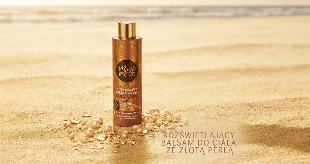 Elegancka buteleczka rozświetlającego balsamu Bielenda Magic Bronze na tle słonecznej plaży i złocistego piasku.