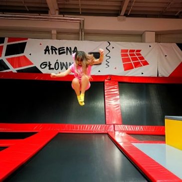 Dziewczyna skaczące na trampolinie w parku na Alei Krakowskiej.