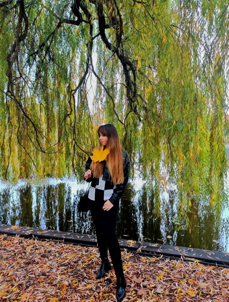 Stylizacja na jesień z czarnym swetrem w kratę
