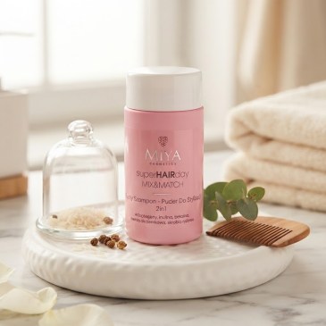 Eleganckie, lśniące włosy i minimalistyczny naturalny suchy szampon w letniej scenerii w stylu quiet luxury.