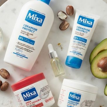 Zestaw czterech pełnowymiarowych kosmetyków marki Mixa Ceramide Protect oraz Urea Cica Repair+ wyjętych z boxa Pure Beauty.