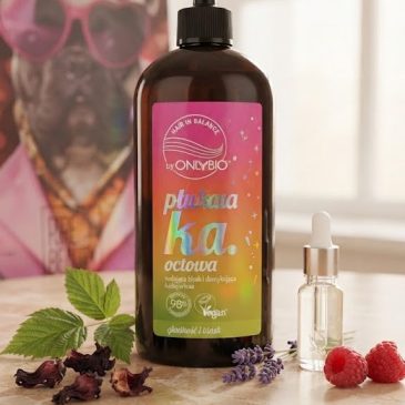 Butelka płukanki octowej do włosów OnlyBio Hair in Balance na jasnym, minimalistycznym tle.