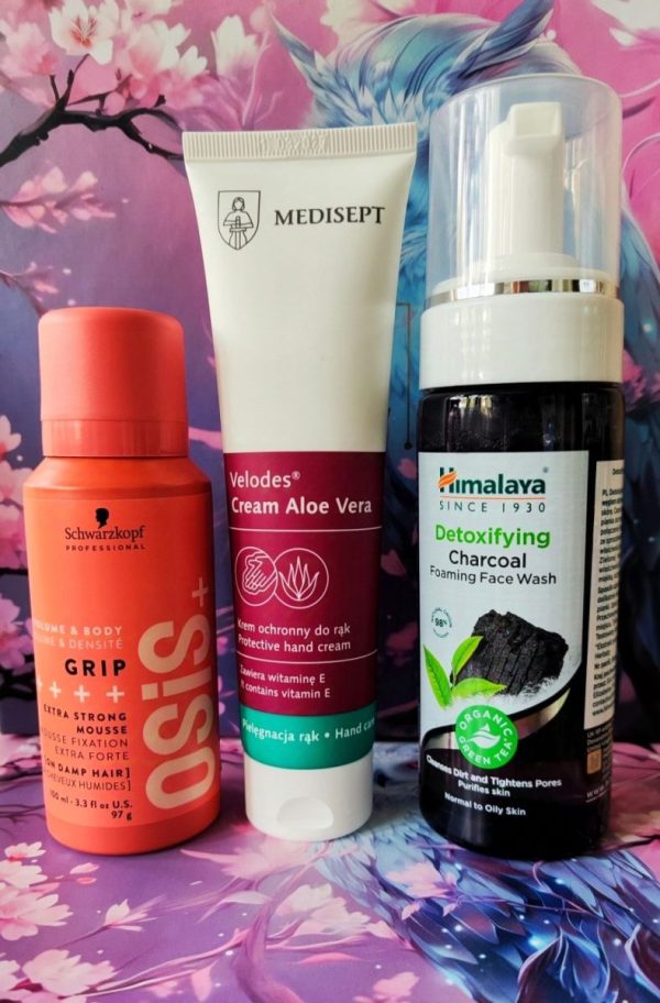 MEDISEPT – Velodes® Cream Aloe Vera Nawilżający Krem do Rąk (12,63 zł/100 ml), HIMALAYA – Detoksykująca Pianka do Mycia Twarzy z Węglem Aktywnym, SCHWARZKOPF PROFESSIONAL – OSIS Grip Super Mocna Pianka (72,00 zł/200 ml, w boxie 100 ml)