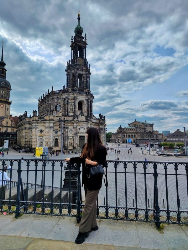 Spokojny spacer po Brühlsche Terrasse w Dreźnie, z widokiem na rzekę Łabę.