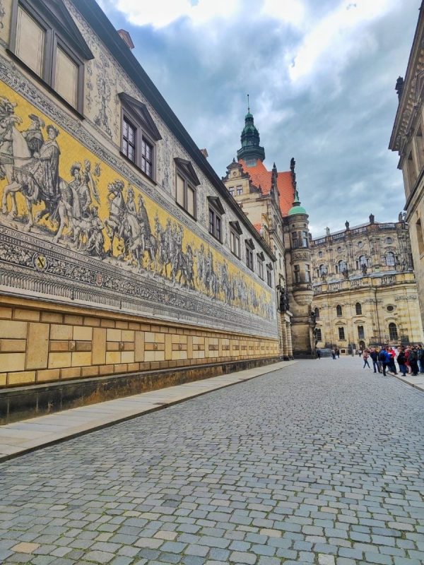 Fürstenzug: procesja książąt przedstawiona na porcelanowym muralu.  