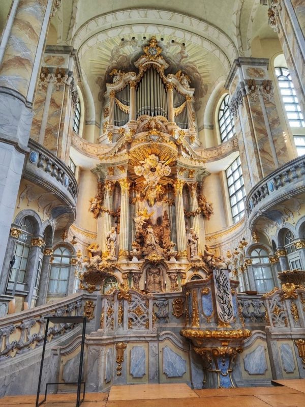 Wnętrze kościoła Frauenkirche w Dreźnie z widokiem na ołtarz i sklepienie.