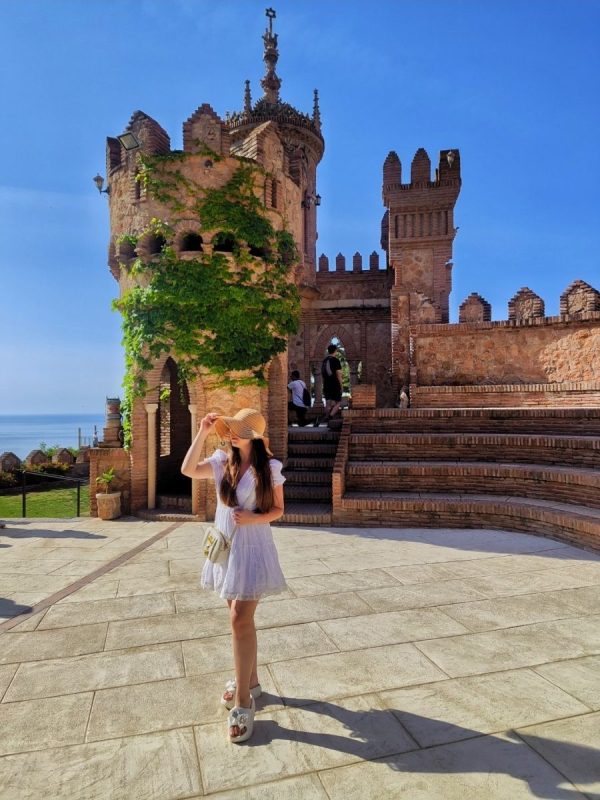 Wejście do Castillo de Colomares w słoneczny dzień
