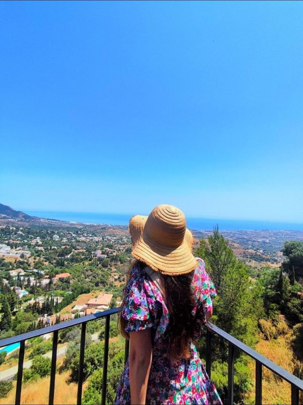 Widok na spokojne morze i plażę w Mijas w letni, czerwcowy dzień