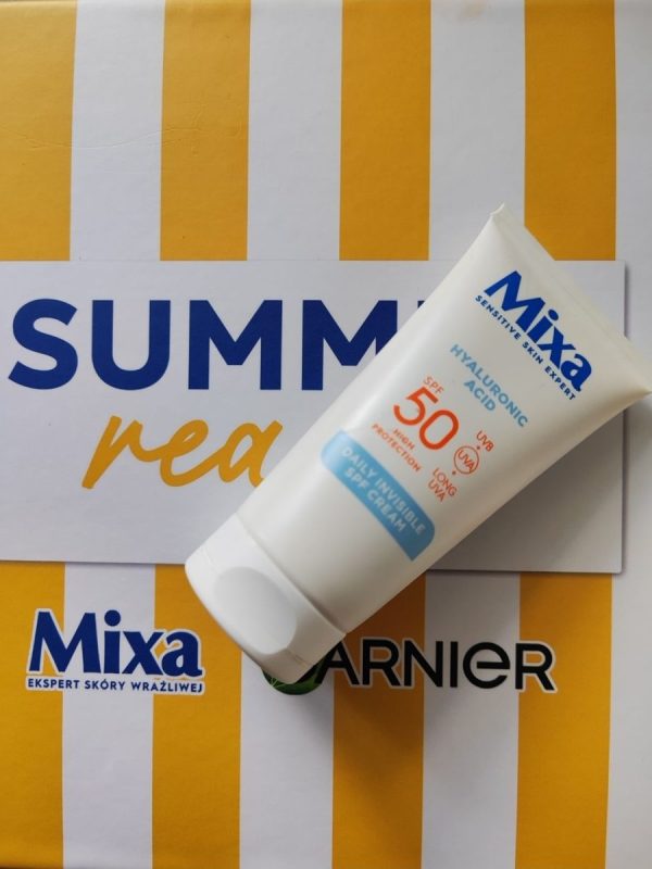 W mojej letniej pielęgnacji nie może zabraknąć kremu nawilżającego z filtrem SPF 50 od Mixa, który chroni skórę i zapobiega przesuszeniu.