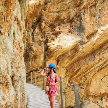 Widok na Caminito del Rey z wiszącą platformą nad wąwozem