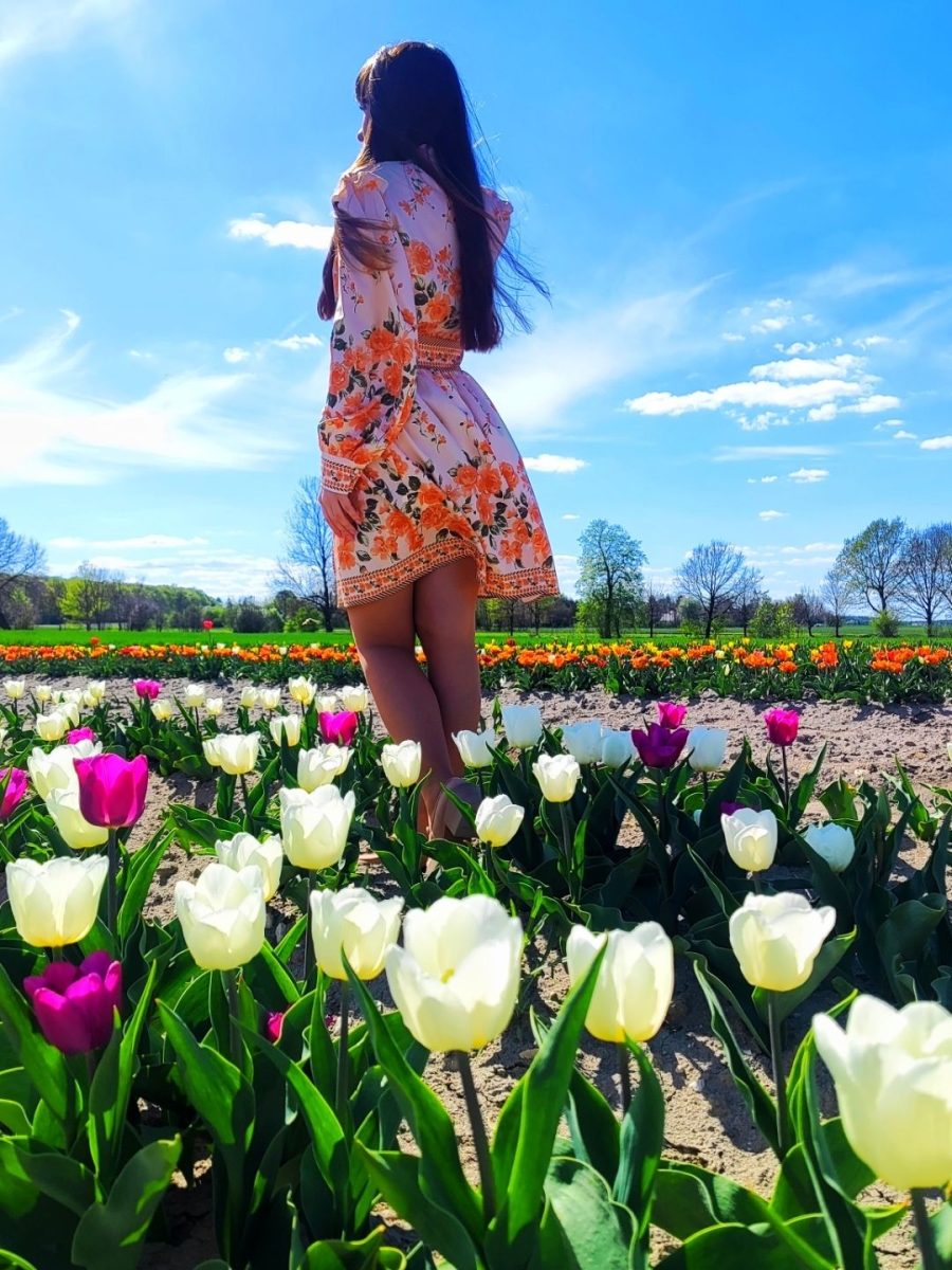 Romantyczna stylizacja w pastelowych barwach na tle tulipanów