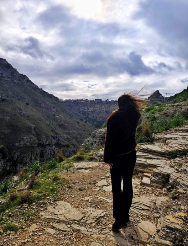 Trekking do starożytnych jaskiń po drugiej stronie wąwozu w Materze; surowy krajobraz regionu Basilicata.