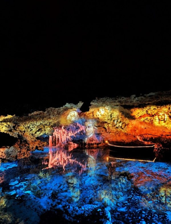 Nowoczesny pokaz multimedialny i iluminacje świetlne na ścianach skalnych w Cueva Azul w Jaskiniach Haczyków.