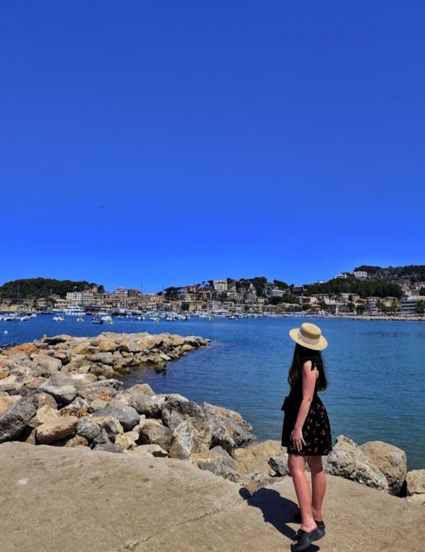 Panoramiczny widok na zatokę Port de Soller ze wzgórza przy oratorium Santa Catalina.