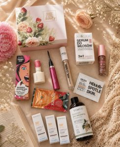 Wszystkie produkty i próbki kosmetyczne zawarte w edycji Pure Beauty Rose Stories